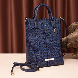 Elegante bolso de mano azul oscuro con motivo de cocodrilo y herrajes dorados