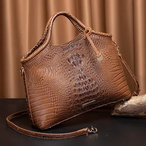 Primer plano de bolso marrón retro con textura de cocodrillo en un estudio