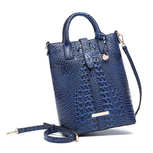 Vista detallada de la textura de cuero de cocodrilo azul en este bolso vintage chic