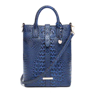 Bolso de mano vintage azul con relieve de cocodrilo y correa ajustable, vista frontal