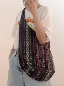 Bolso de hombro vintage de algodón y lino con patrón jacquard azteca vista detallada