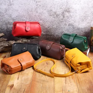 Colección de bolsos médicos vintage de cuero PU en varios colores sobre suelo madera
