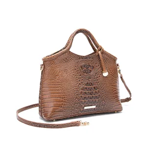 Elegante bolso de mano marrón vintage con textura de cocodrilo en relieve 3D y detalles.