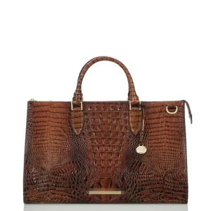 Primer plano de bolso vintage marrón con relieve de piel de cocodrilo y asa superior