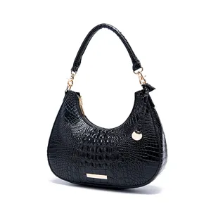 Elegante borsa hobo nera con trama a coccodrillo in rilievo e raffinati dettagli dorati.