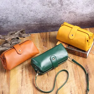 Bolso bandolera mini de estilo vintage doctor con cierre de metal en varios colores vivos.