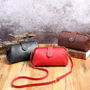 Vista detallada de bolsos de médico vintage de cuero con marco en rojo, negro y marrón