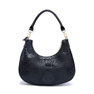 Vista dettagliata di una borsa hobo nera con texture pelle di coccodrillo goffrata