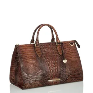 Bolso de mano de piel marrón con grabado de cocodrilo, asas dobles y cremallera.