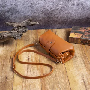 Vista detallada de un bolso médico vintage de cuero PU con correa sobre fondo madera