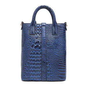 Vista detallada de la textura de cocodrilo azul en relieve en bolso vintage.