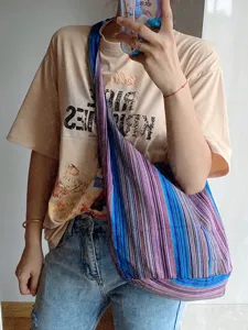 Vista detallada del bolso hobo de lona con rayas aztecas vintage al hombro