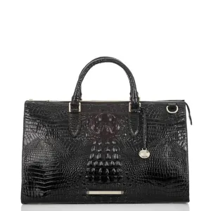 Primer plano de un elegante bolso de cuero negro con detalles de textura de cocodrilo