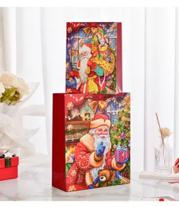 Vista dettagliata di grandi sacchetti regalo di Natale con motivi colorati di Babbo Natale