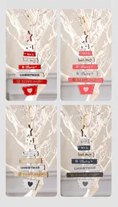 Detalle de cuatro adornos colgantes de madera para el árbol de Navidad con frases