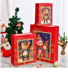 Detailansicht festlicher roter Weihnachtstüten mit Cartoon-Bären- und Schneemann-Motiven.