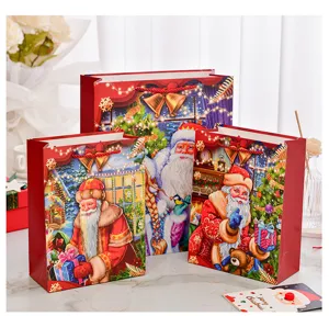 Vista dettagliata di sacchetti regalo di Natale festivi con illustrazioni di Babbo Natale.