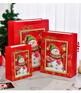 Festliche rote Weihnachtsgeschenktüten mit süßem Schneemann-Design in drei Größen.