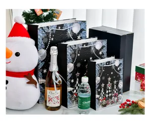 Elegante schwarze Weihnachtsgeschenktüten mit Goldprägung in festlichem Ambiente