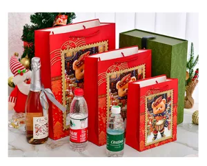 Detailaufnahme von festlichen Weihnachts-Geschenktüten mit Bärenmotiv und Goldrahmen.