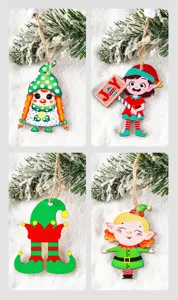 Vista detallada de cuatro adornos navideños de madera de elfos y Grinch con cuerdas de yute
