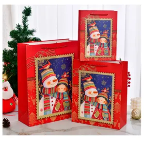Rote Weihnachts-Geschenktüten in drei Größen mit niedlichem Schneemann-Motiv als Briefmarke