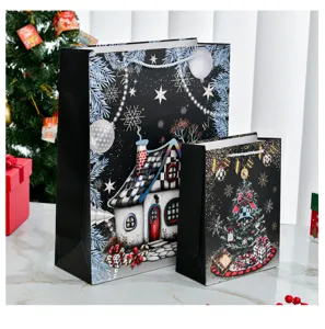 Detailaufnahme von zwei festlichen schwarzen Weihnachtsgeschenktüten mit Illustrationen.