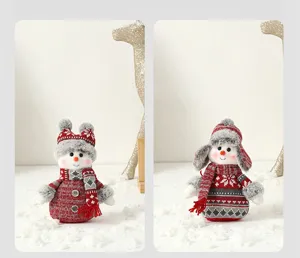 Deux styles de mini bonshommes de neige en peluche avec des tenues d'hiver tricotées.