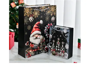 Details von zwei Weihnachtsgeschenktüten mit Goldfolien-Weihnachtsmann auf schwarzem Grund.