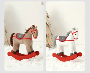 Vue détaillée de chevaux à bascule de Noël en peluche blancs et marrons avec base rouge