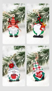 Detailansicht von vier bunten hölzernen Weihnachtsgnom-Anhängern mit Festmustern