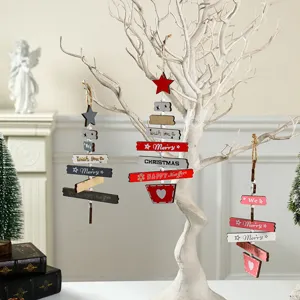 Juego de tres adornos creativos de madera para colgar del árbol de Navidad con letras.