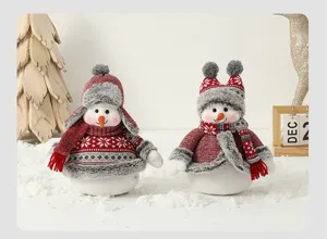 Paire de bonhommes de neige en peluche avec bonnets et écharpes rouges et gris tricotés