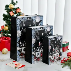 Festliche schwarze Weihnachts-Geschenktüten aus Papier mit verschneitem Hausmotiv.