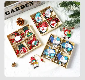 Detailansicht verschiedener Weihnachtsgnom-Anhänger aus Holz in einer 4-Gitter-Box