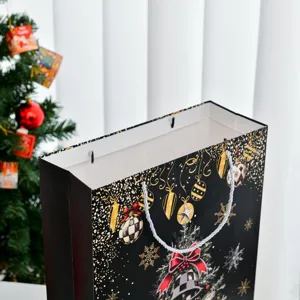 Schwarze Weihnachtsgeschenktüte mit goldgeprägten Ornamentmustern und Griff.