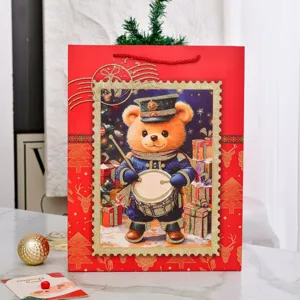 Große Weihnachts-Geschenktüte mit festlicher Trommler-Bär Illustration und Griff