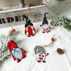 4er-Set festliche Holz-Wichtel-Anhänger mit rustikalen Juteseilen für die Weihnachtsbaum-Deko.