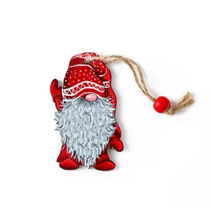 Handgefertigter Weihnachtsanhänger aus Holz mit rotem Hut, Bart und Juteschnur