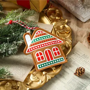 Χριστουγεννιάτικο στολίδι σπιτάκι από τσόχα με κόκκινο και λευκό σχοινί ανάρτησης