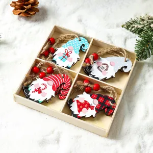4-teiliges Set Weihnachts-Wichtel-Anhänger aus Holz in einer Holzbox auf Kunstschnee