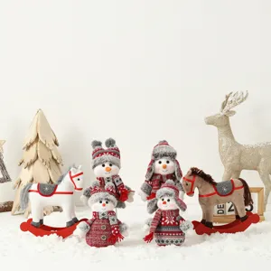 Poupées de bonhomme de neige de Noël et décorations de cheval à bascule sur neige
