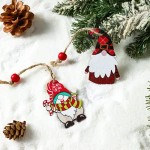 Festliche Holz-Wichtel Ornamente für die Weihnachtsbaum-Deko auf Schneehintergrund
