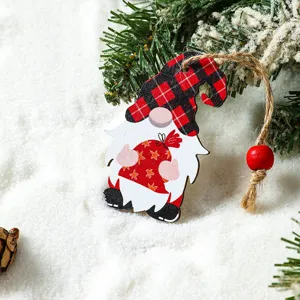 Weihnachtlicher Zwergen-Anhänger aus Holz mit Karomuster für die Tannenbaumdekoration