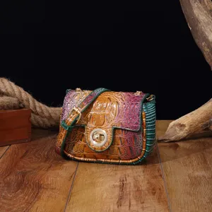 Detalle de bolso bandolera vintage multicolor con relieve de cocodrilo