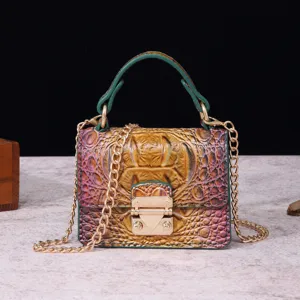 Primer plano de un bolso retro con textura de cocodrilo multicolor.
