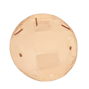 Layout interno dettagliato di una grande borsa da viaggio beige con varie tasche
