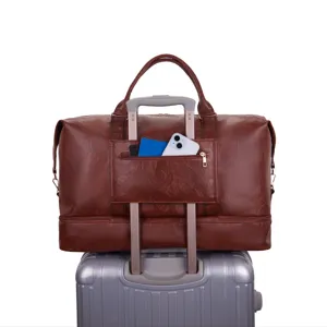 Vista detallada de la bolsa de viaje de cuero marrón con funda para asa de equipaje