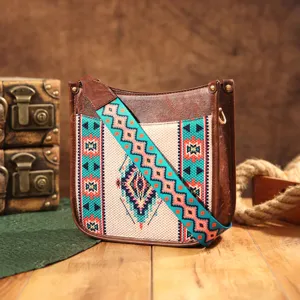 Vista detallada del bolso bandolera boho vintage con estampado étnico y correa ancha