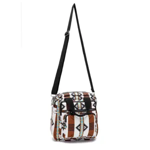 Vista detallada del bolso bandolera de estilo bohemio azteca con patrones geométricos